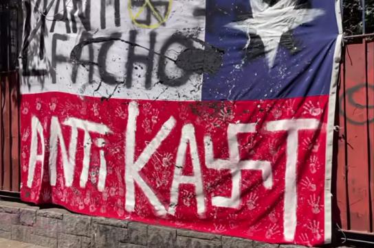 Transparent in Santiago de Chile: "Antifaschist. Anti-Kast"