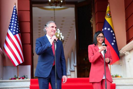Venezuelas Übergangspräsidentin Rodríguez mit US-Innenminister Burgum in Caracas