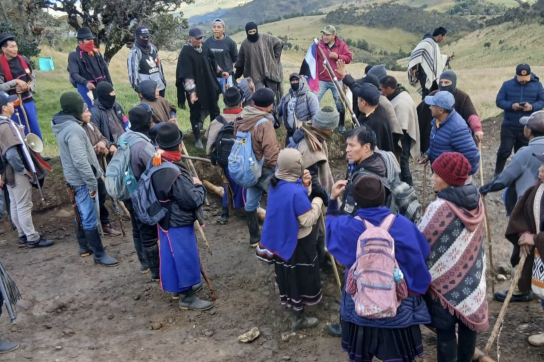 Angehörige der indigenen Gemeinschaften der Misak und Nasa während des Territorialkonflikts im Cauca