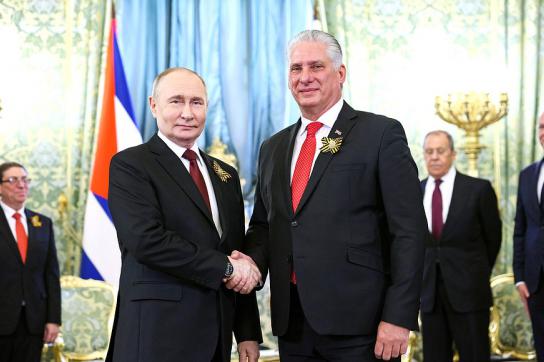 Kubas Präsident Miguel Díaz-Canel mit seinen russischen Amtskollegen Wladimir Putin
