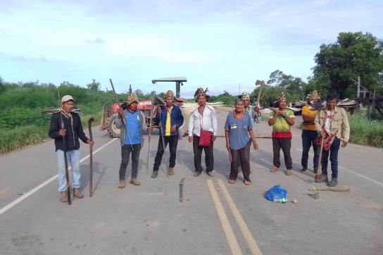 Ayoreo blockieren Straße in Paraguay, um auf die Zerstörung ihres Landes aufmerksam zu machen.
