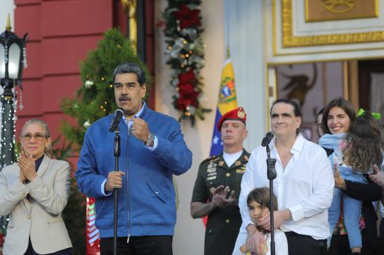 Maduro mit Saab (rechts im Bild) mit dessen Familie nach der Haftentlassung 2023