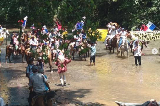 Die vom Stausee-Projekt betroffenen Gemeinden protestieren am Fluss Río Indio in Panama