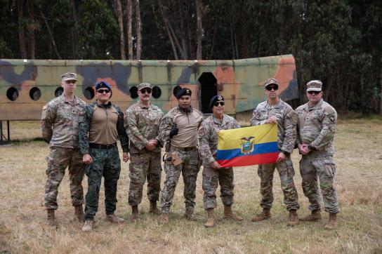 Mitglieder der ecuadorianischen 9. Brigade der Spezialkräfte überreichen Angehörigen der Kentucky Nationalgarde die ecuadorianische Flagge
