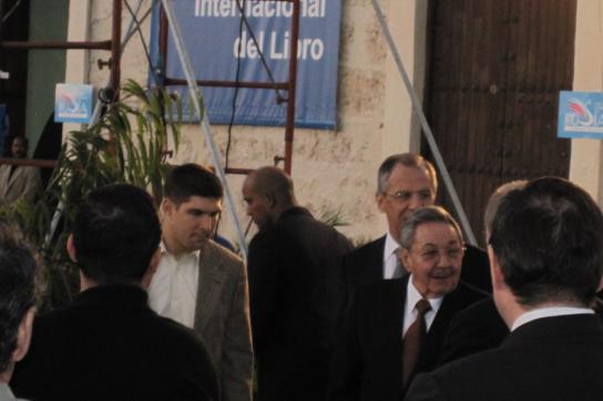 Kubas Staats- und Regierungschef Raúl Castro. Hinter ihm der russische Außenminister Sergei Lawrow. Politik mit Büchern