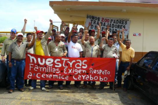 Besetzer von Cerámicas de Carabobo im November 2008 Weitere Verstaatlichungen in der Schwerindustrie