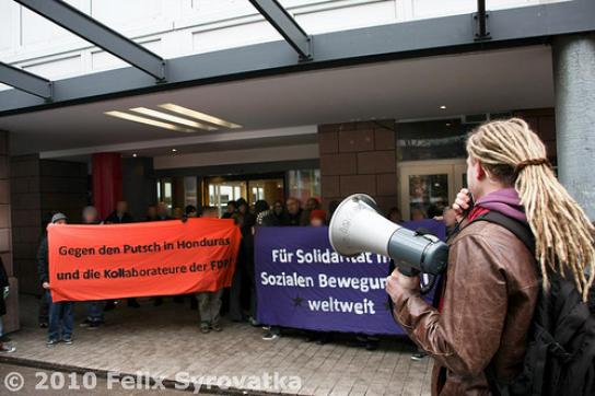 Protest gegen FDP-"Kollaboration" mit Putschisten